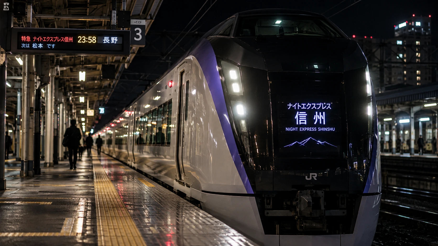 深夜のホームで発車を待つ夜行特急